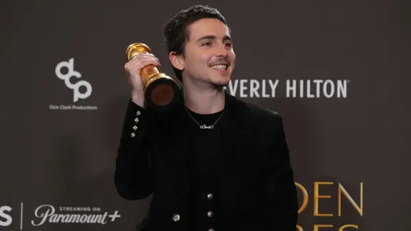 Schauspieler Timothée Chalamet posiert bei den Golden Globes.