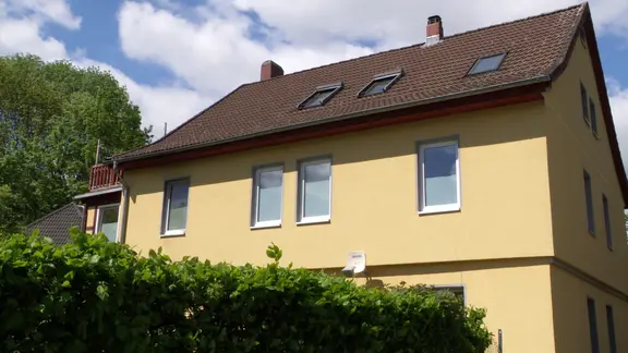 Ein Haus in Goslar, in dem eine Frau mit einer brennbaren Flüssigkeit übergossen und angezündet wurde.