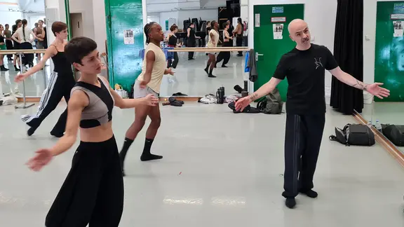 Tänzer proben in einem Tanzraum | NDR.de/Agnes Bührig Tänzer proben in einem Tanzraum