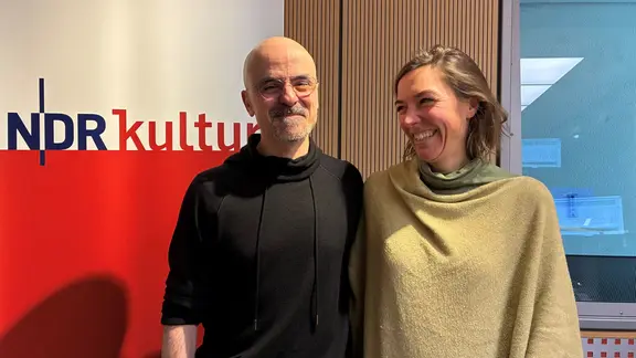 Goyo Montero interpretiert Tschaikowskis Schwanensee und erzählt den Ballettklassiker aus der Sicht Rotbarts. | Claudia Christophersen / NDR Hannovers Ballettchef Goyo Montero steht neben Moderatorin Andrea Schwyzer.