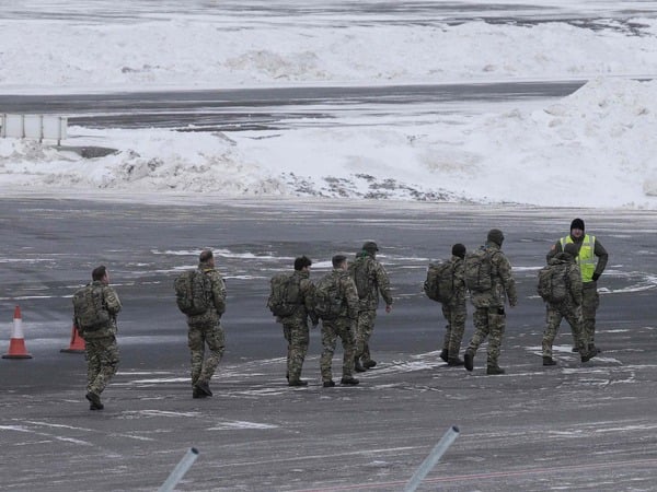 Military personnel believed to be from the German armed Forces Bundeswehr make their way to a bus after disembarking a charter plane upon arrival at Nuuk international airport on January 16, 2026 in Nuuk, Greenland, the day after it arrived transporting Danish military personnel. Denmark's prime minister said on January 15, 2026 that the US ambition to take control of Greenland remained "intact" and that there were still a "fundamental disagreement" between the countries, despite high-stakes White House talks. (Photo by Alessandro Rampazzo / AFP) / ALTERNATIVE CROP