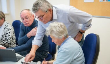Smartphone-Kurse für Senioren an der VHS: Wie macht der Enkel das nur so schnell?
