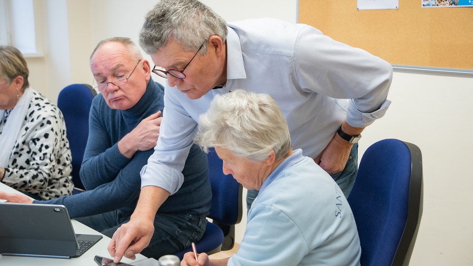 Smartphone-Kurse für Senioren an der VHS: Wie macht der Enkel das nur so schnell?