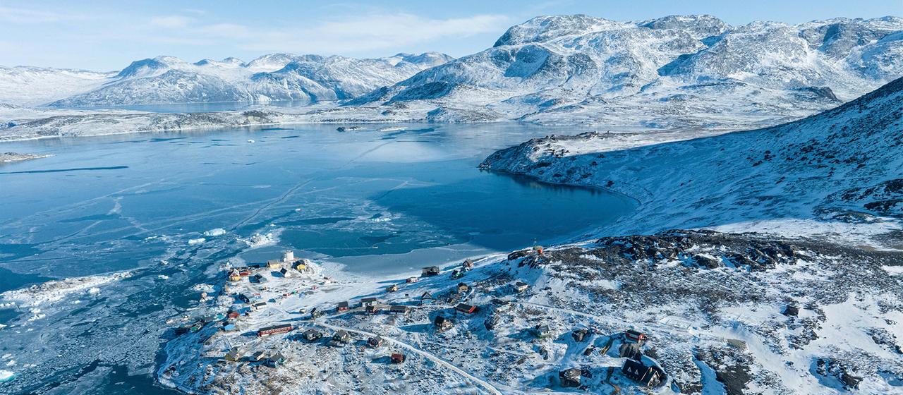 Das Dorf Kapisillit in Grönland von oben gesehen.