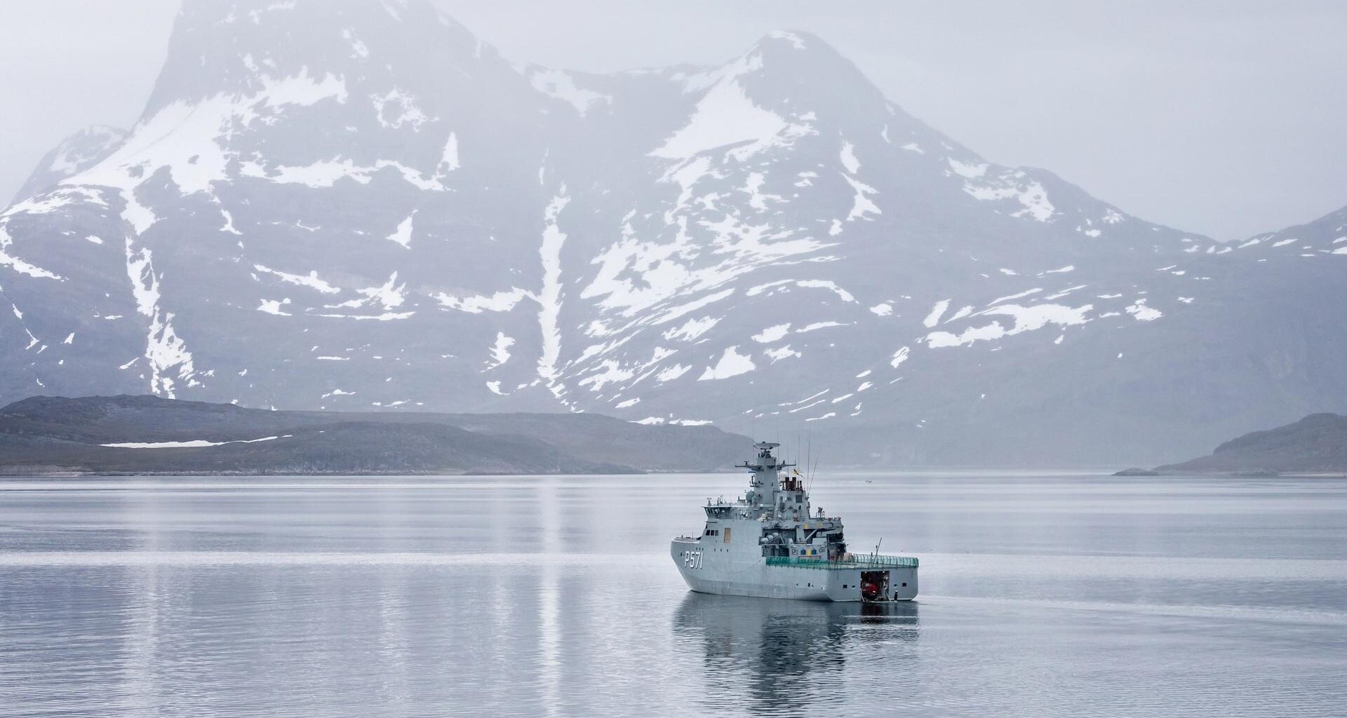 Ein Schiff der dänischen Marine patrouilliert vor Nuuk in Grönland