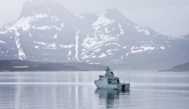 Ein Schiff der dänischen Marine patrouilliert vor Nuuk in Grönland