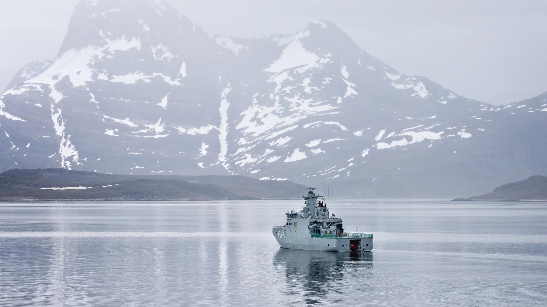 Ein Schiff der dänischen Marine patrouilliert vor Nuuk in Grönland 