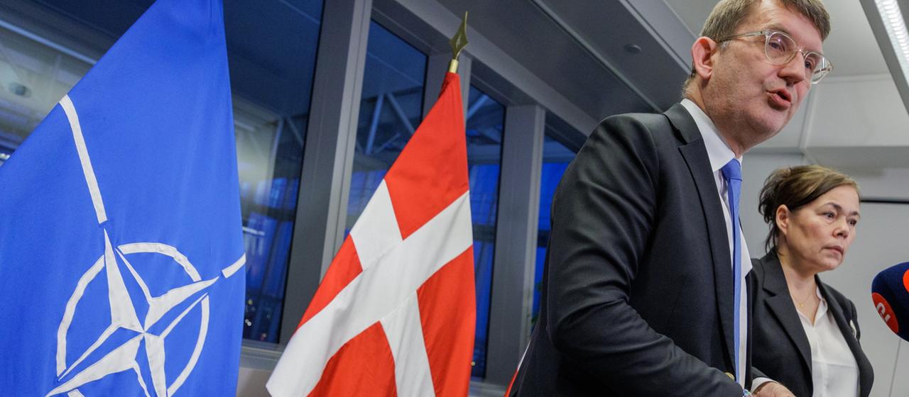 Troels Lund Poulsen und Vivian Motzfeldt stehen nebeneinander bei einer PK in Brüssel | EPA Troels Lund Poulsen und Vivian Motzfeldt stehen nebeneinander bei einer PK in Brüssel