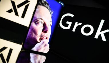 Zu sehen ist der Schriftzug "Grok" neben einem Portait Foto von Elon Musk mit nachdenklicher Mimik