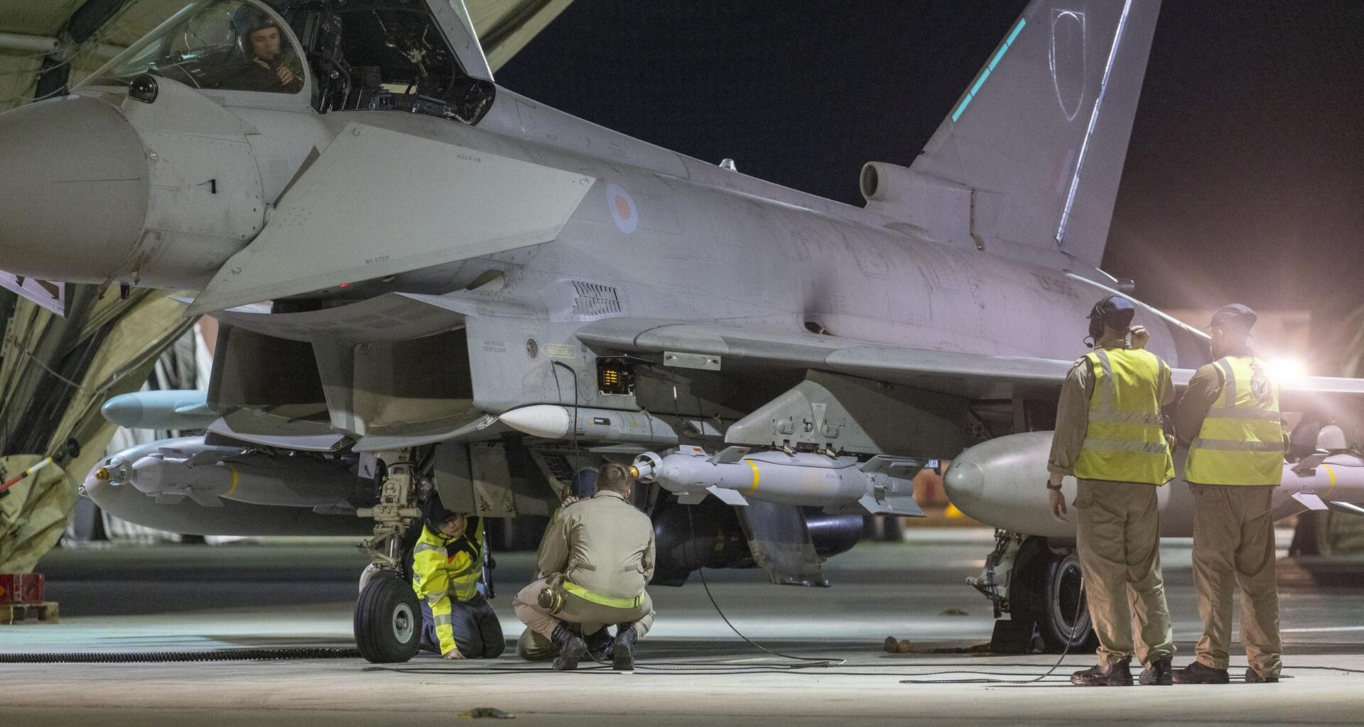 Ein vom britischen Verteidigungsministerium herausgegebenes Foto zeigt Mitarbeiter der Royal Air Force an einem Flugzeug. Das britische Militär hat, unterstützt von der französischen Luftwaffe, Ziele der IS-Terrormiliz in Syrien angegriffen.
