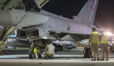Ein vom britischen Verteidigungsministerium herausgegebenes Foto zeigt Mitarbeiter der Royal Air Force an einem Flugzeug. Das britische Militär hat, unterstützt von der französischen Luftwaffe, Ziele der IS-Terrormiliz in Syrien angegriffen.