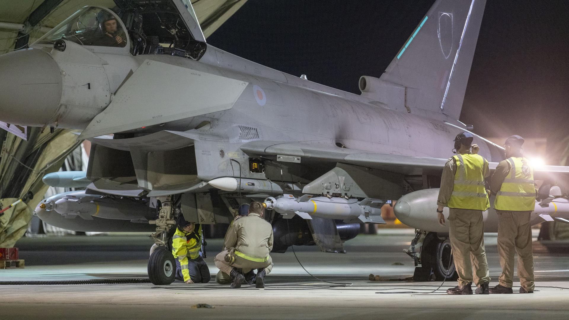 Ein vom britischen Verteidigungsministerium herausgegebenes Foto zeigt Mitarbeiter der Royal Air Force an einem Flugzeug. Das britische Militär hat, unterstützt von der französischen Luftwaffe, Ziele der IS-Terrormiliz in Syrien angegriffen. Ein vom britischen Verteidigungsministerium herausgegebenes Foto zeigt Mitarbeiter der Royal Air Force an einem Flugzeug. Das britische Militär hat, unterstützt von der französischen Luftwaffe, Ziele der IS-Terrormiliz in Syrien angegriffen.