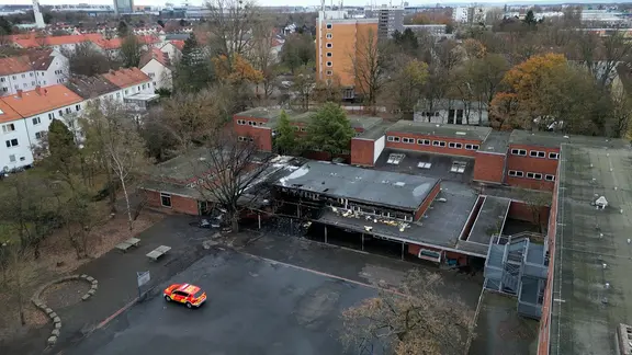 Blick auf den ausgebrannten Gebäudetrakt einer Grundschule.