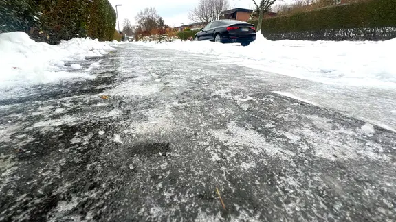 Auf einem Fußweg in Bovenden ist eine dicke Eisschicht zu sehen.