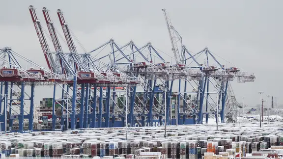 Containerbrücken im Hamburger Hafen bei Schnee. 