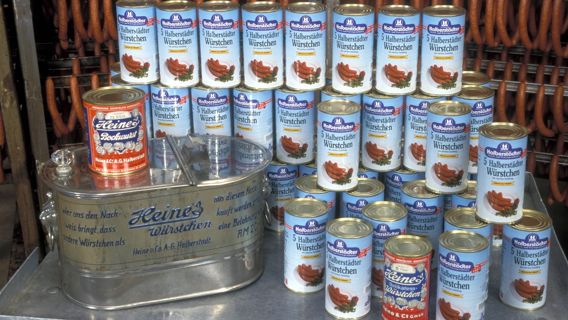Halberstädter Würstchen (Archivbild): Das Unternehmen konnte sich aus der Insolvenz befreien.