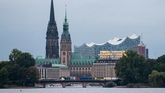 Die Elbphilharmonie ist neben den Türmen vom Hamburger Rathaus zu sehen.