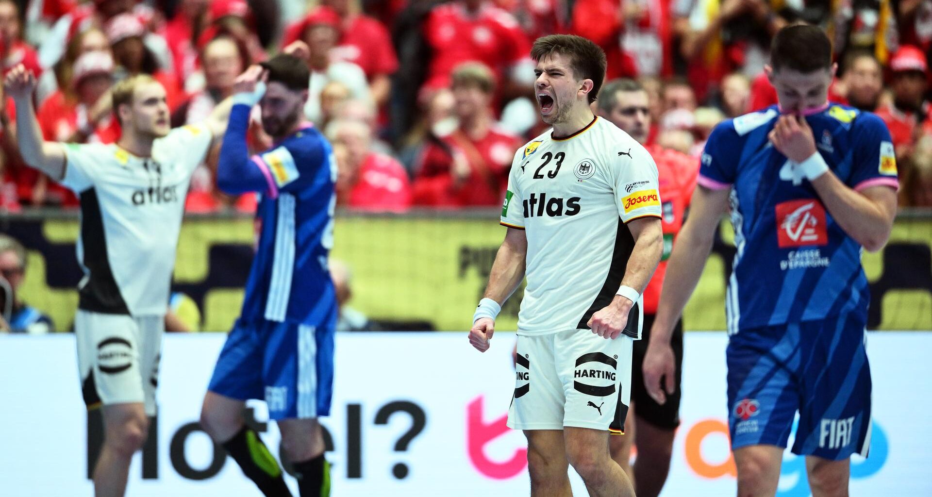 Renars Uscins (2.v.r, Deutschland) jubelt beim Schlusspfiff, zwei Franzosen lassen den Kopf hängen.