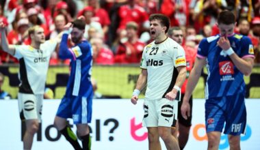 Renars Uscins (2.v.r, Deutschland) jubelt beim Schlusspfiff, zwei Franzosen lassen den Kopf hängen.