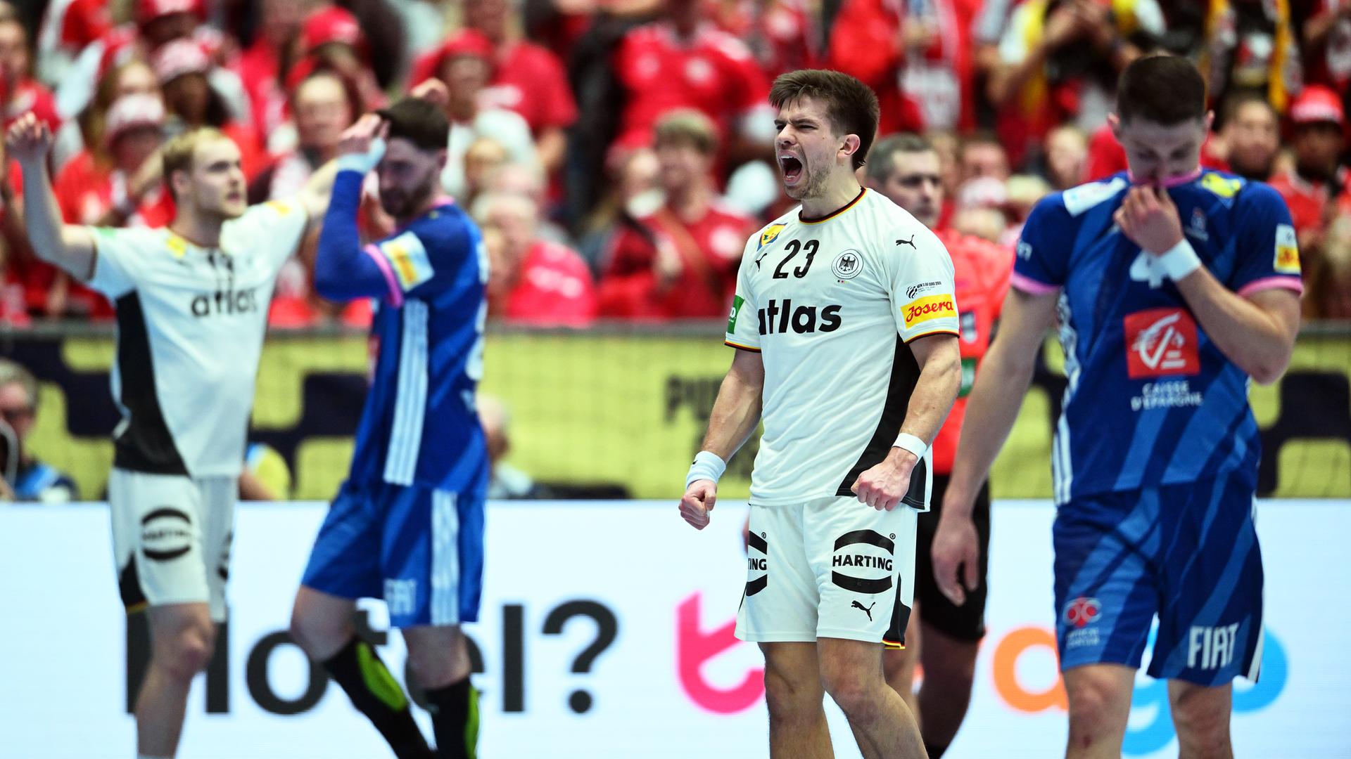 Renars Uscins (2.v.r, Deutschland) jubelt beim Schlusspfiff, zwei Franzosen lassen den Kopf hängen. Renars Uscins (2.v.r, Deutschland) jubelt beim Schlusspfiff, zwei Franzosen lassen den Kopf hängen.