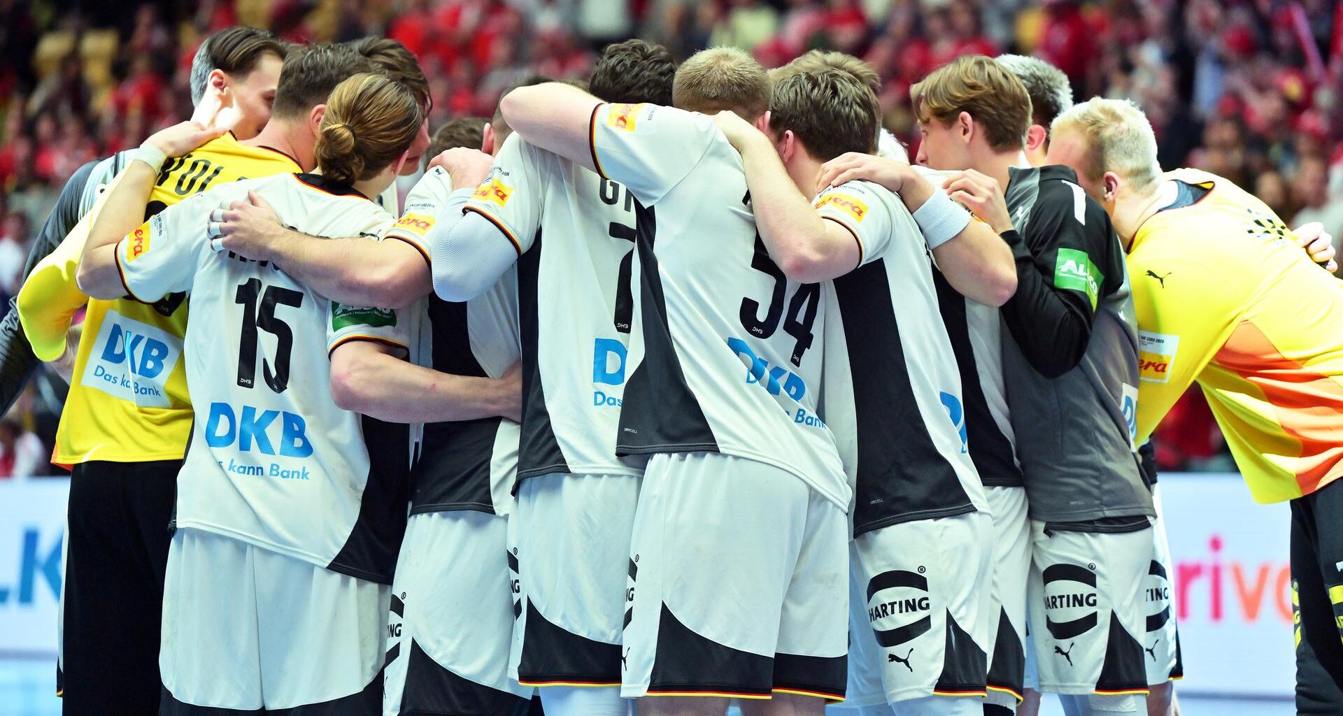 Deutschlands Spieler stehen nach dem Spiel und dem Einzug ins Halbfinale zusammen.