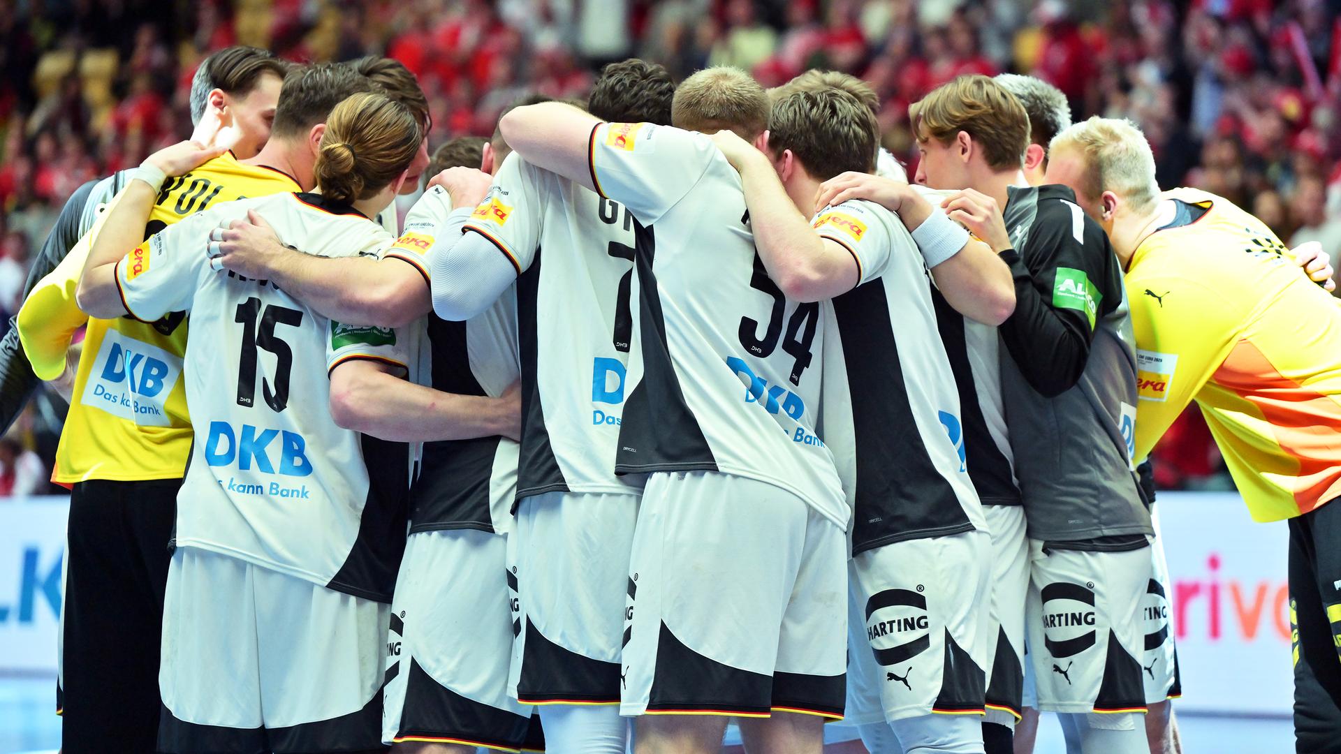 Deutschlands Spieler stehen nach dem Spiel und dem Einzug ins Halbfinale zusammen.