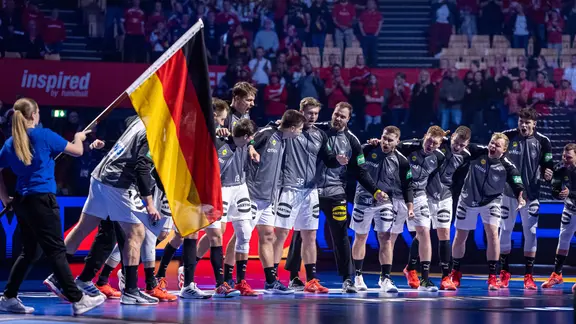 Die deutschen Handballer vor einem WM-Spiel 2025 in Herning | IMAGO / Gonzales Photo Die deutschen Handballer vor einem WM-Spiel 2025 in Herning