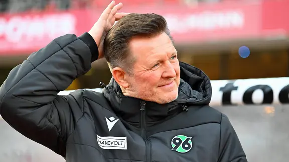 Trainer Christian Titz von Hannover 96 kratzt sich am Kopf | IMAGO/Sportfoto Zink / Wolfgang Zink Trainer Christian Titz von Hannover 96 kratzt sich am Kopf