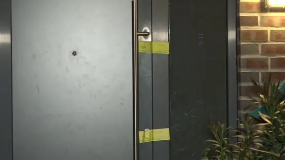 Polizeisiegel an einer Tür in Hannover Groß Buchholz. Hier ist eine 42-Jährige mutmaßlich getötet worden.