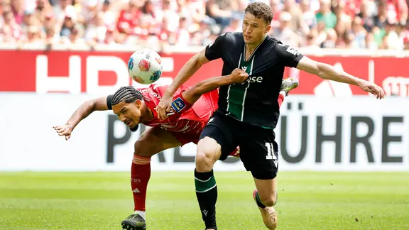 Benedikt Pichler (r.) von Hannover 96 im Duell mit Kenneth Schmidt von Fortuna Düsseldorf | IMAGO / Norbert Schmidt Benedikt Pichler (r.) von Hannover 96 im Duell mit Kenneth Schmidt von Fortuna Düsseldorf