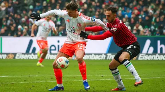 Hannovers Virgil Ghiță (r.) im Zweikampf mit Düsseldorfs Cedric Itten | Imago Images/Ayman Alahmed Hannovers Virgil Ghiță (r.) im Zweikampf mit Düsseldorfs Cedric Itten