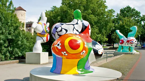 Die bunten Figuren "Nanas" der Künstlerin Niki de Saint Phalle