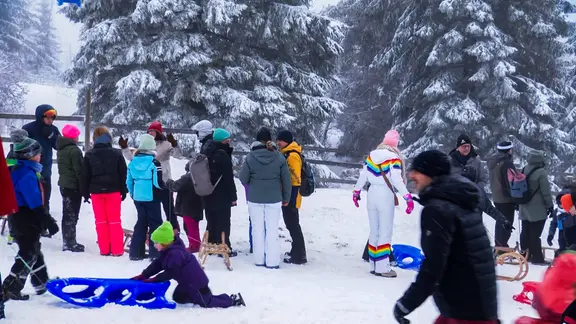 Wintersportler auf einer Rodelpiste im Harz
