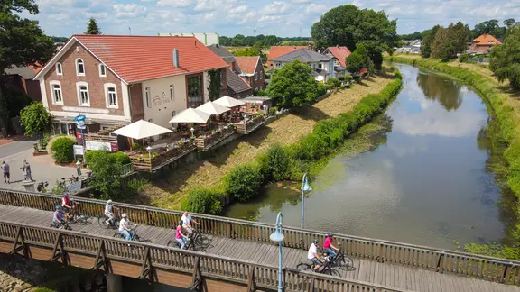 Luftaufnahme einer Brücke über die Hase in Herzlake im Emsland.