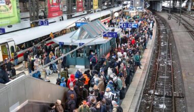 Reisende stecken an Hamburger Hauptbahnhof fest