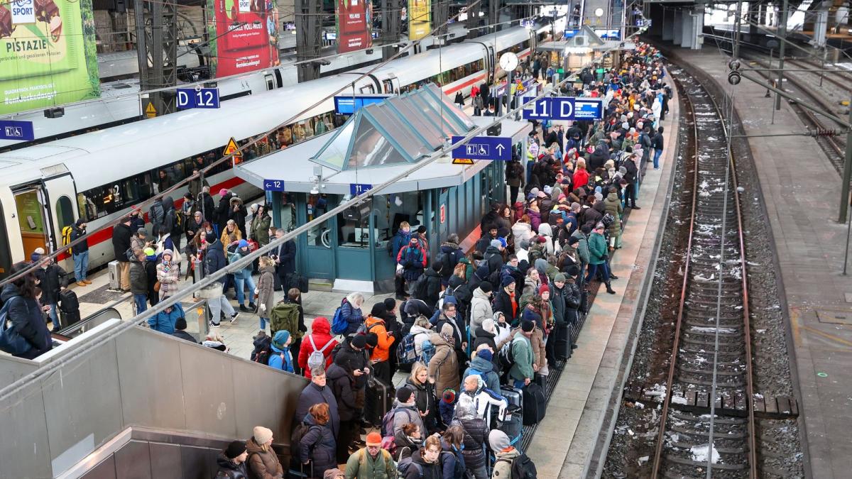 Reisende stecken an Hamburger Hauptbahnhof fest
