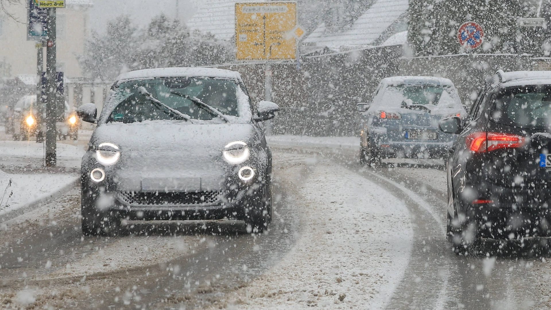 Heftiger Schneefall behindert Verkehr, wie hier in Langenhagen (Archivbild): Im Flachland werden zwischen 15 und 20 Zentimeter Neuschnee erwartet. Heftiger Schneefall behindert Verkehr, wie hier in Langenhagen (Archivbild): Im Flachland werden zwischen 15 und 20 Zentimeter Neuschnee erwartet.