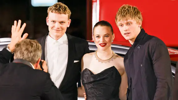 Johannes Hegemann, Luna Wedler und bei der Filmpremiere in Venedig zu "Silent Friend" | picture alliance / abaca | Piovanotto Marco/ABACA Johannes Hegemann, Luna Wedler und bei der Filmpremiere in Venedig zu "Silent Friend"