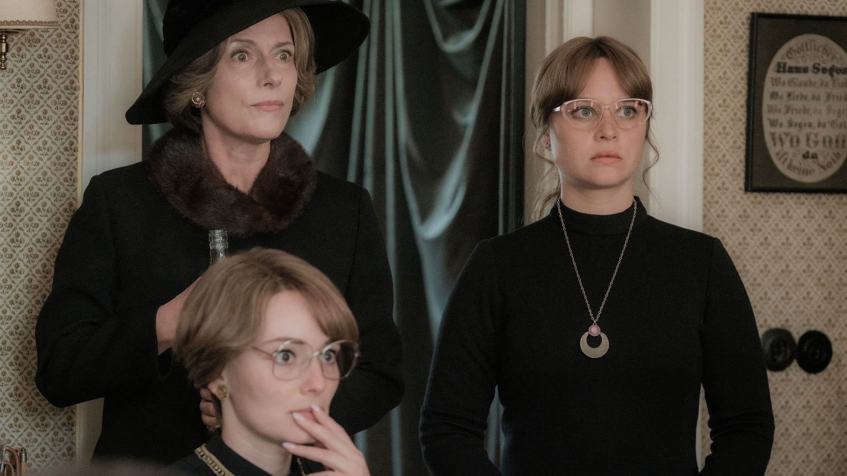 Helga von Boost (Maria Ehrich, M.), Caterina Schöllack (Claudia Michelsen, l.) und Monika Franck-Schöllack (Sonja Gerhardt, r. ): Das Trio staunt beim Leichenschmaus. Helga von Boost (Maria Ehrich, M.), Caterina Schöllack (Claudia Michelsen, l.) und Monika Franck-Schöllack (Sonja Gerhardt, r. ): Das Trio staunt beim Leichenschmaus.