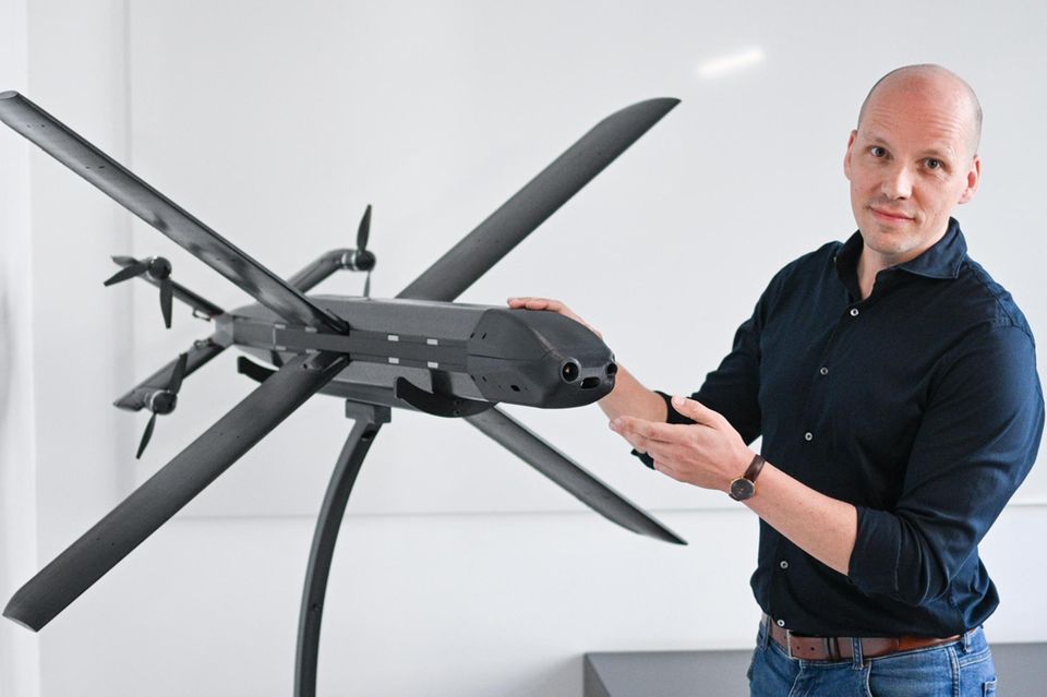 Helsing Die Münchner Rüstungsfirma Helsing gilt als einer der spannendsten Börsenkandidaten aus Europas Verteidigungsbranche. Nach Informationen des „Handelsblatts“ prüft das Unternehmen einen Börsengang, wobei im ersten Schritt noch einmal frisches Risikokapital eingesammelt werden soll. Erwartet wird demnach eine sogenannte Pre-IPO-Runde, ein Börsendebüt könnte deshalb auch erst 2027 folgen. Helsing wird derzeit mit rund 12 Mrd. Euro bewertet. Das Unternehmen um Mitgründer Gundbert Scherf (Foto) entwickelt KI-Software für militärische Anwendungen und zählt zu den sogenannten Neo-Primes, die etablierten Rüstungskonzernen wie Rheinmetall bei Großaufträgen Konkurrenz machen wollen.