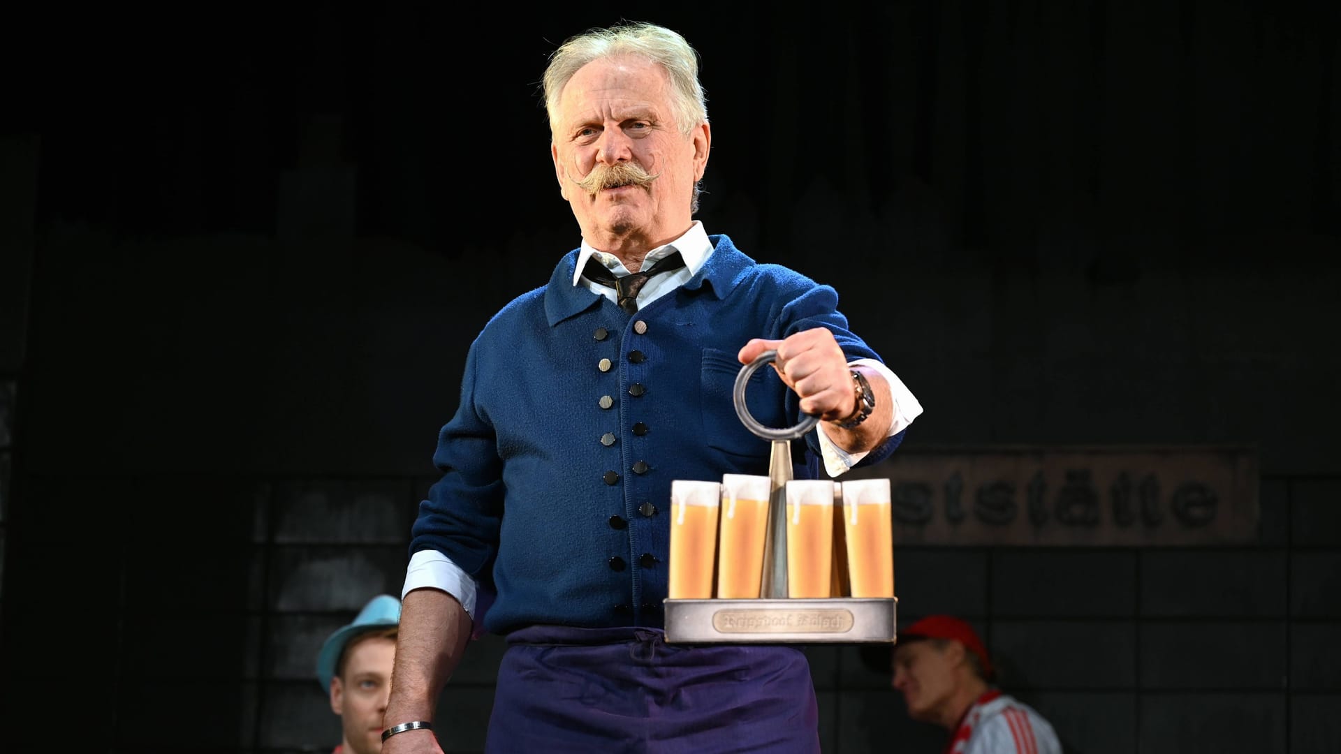 Henning Krautmacher auf der Bühne (Archivbild): Der ehemalige Sänger der Höhner stand selber schon rund 50 Mal als "Köbes" bei "Himmel & Kölle" auf der Bühne.