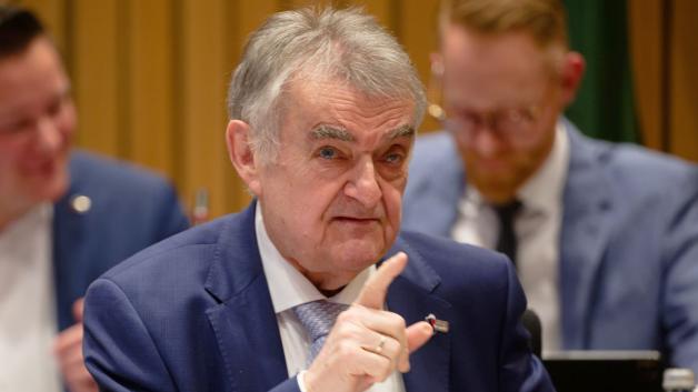 NRW-Innenminister Reul sieht eine Reihe von Fragen zum Sparkassen-Einbruch in Gelsenkirchen.