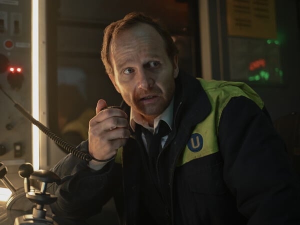 Christian Näthe und und Lisa Vicari in der Serie "Hijack". Credits: Apple TV