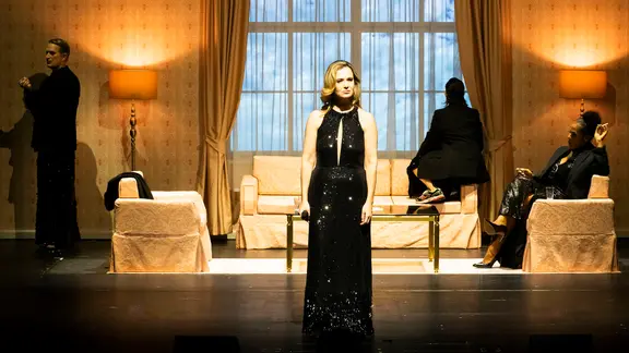 Eine Schauspielerin auf der Bühne als Hildegard Knef verkleidet.