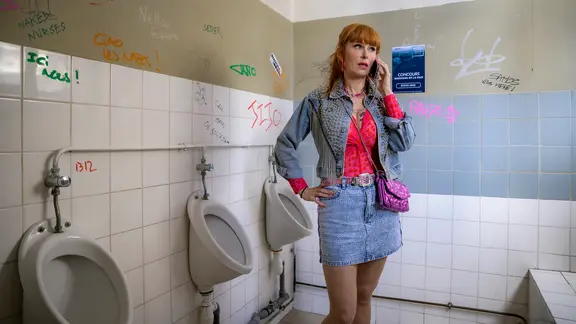 Morgane (Audrey Fleurot) telefoniert heimlich. | NDR/©Septembre Productions/Itinéraire Productions/TF1/Be-FILMS/RTBF (Télévision belge) MMXXV Szenenbild aus der französischen Serie "HIP: Ermittlerin mit Mords-IQ": Morgane telefoniert auf der Herren-Toilette.