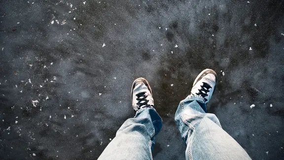 Person steht auf einer Eisfläche. | Photocase, jöni Person steht auf einer Eisfläche.