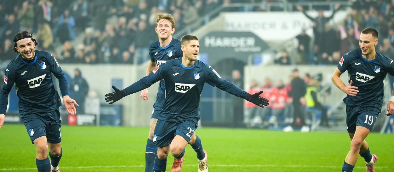 Die Spieler der TSG Hoffenheim bejubeln das Tor von Andrej Kramaric (v. m.)
