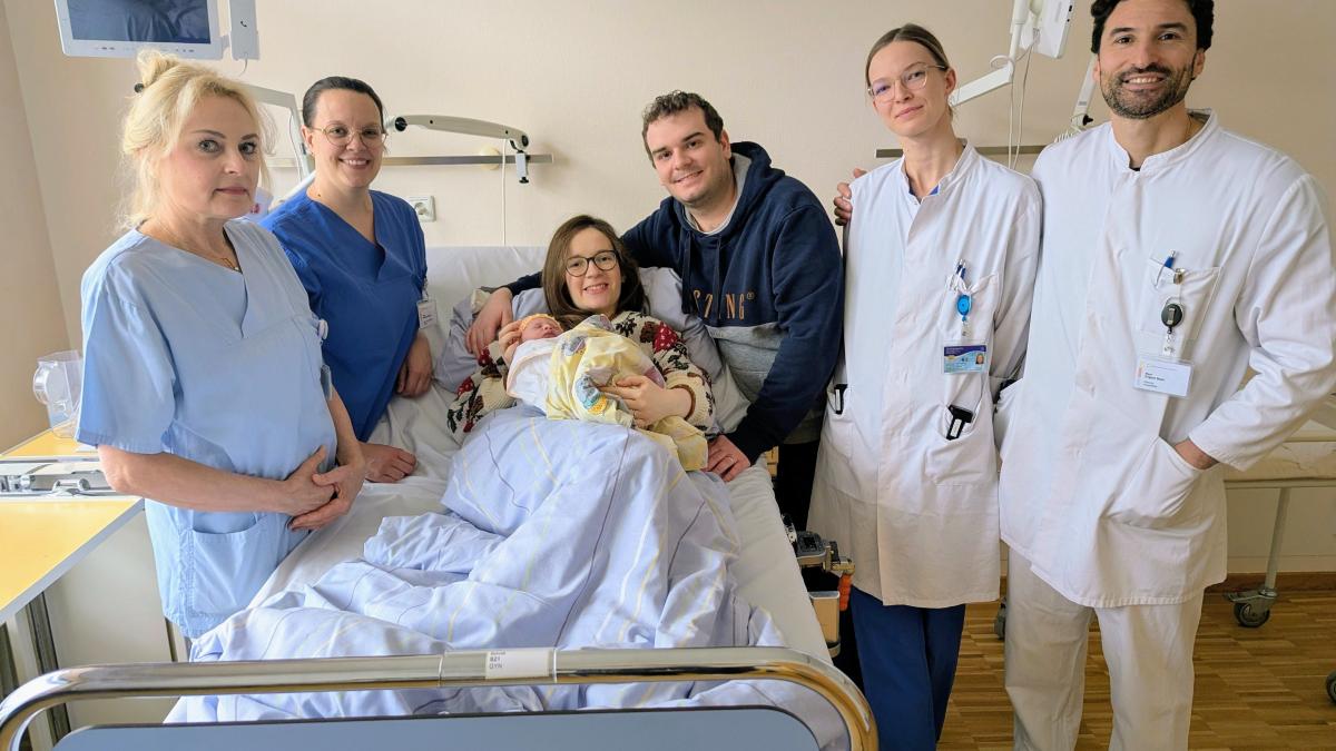 Klinikum Karlsruhe begrüßt Neujahrsbaby Lara Estella als erstes Kind 2026