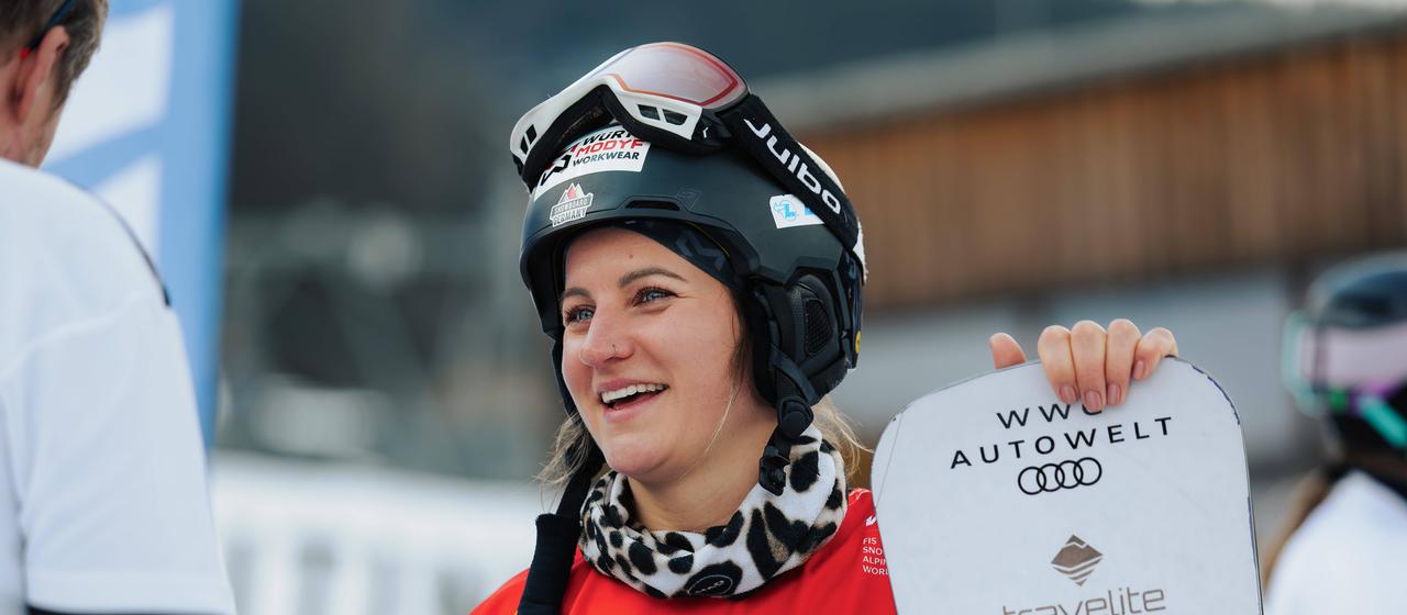 Ramona Hofmeister, lachend mit ihrem Snowboard in der Hand