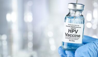 HPV-Impfstoff-Ampulle wird in Hand gehalten